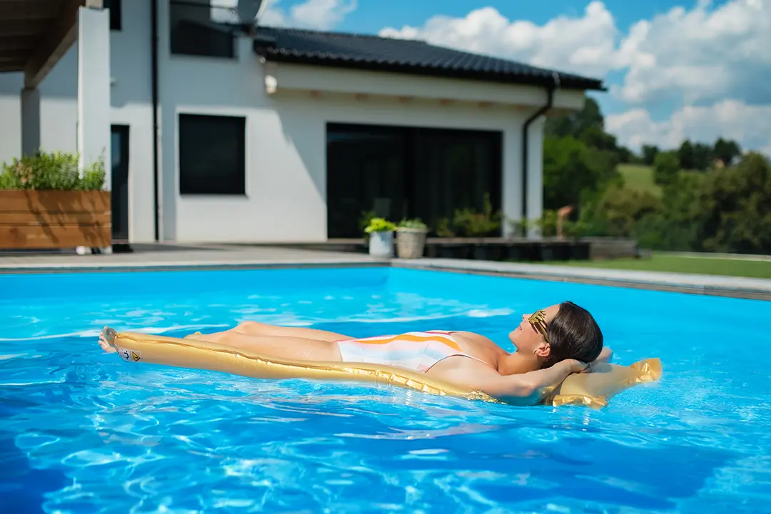 pool-kompetenz-heidenheim-pool-zuhause Pool Kompetenz - Whirlpool mit Frau